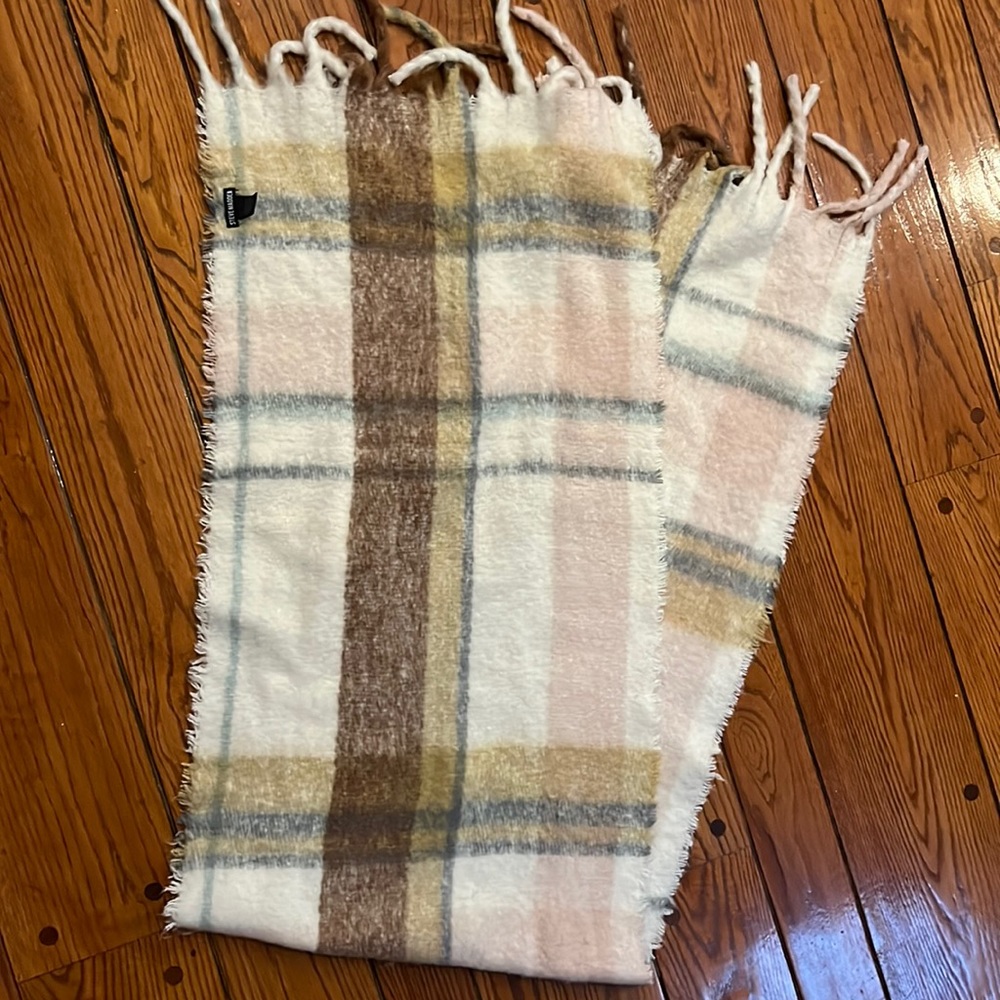 Authentic Steve Madden scarf ** NON REFUNDABLE **